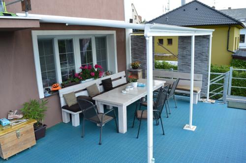 hliníková pergola LANITPLAST WALL 33 bílá + opál PC