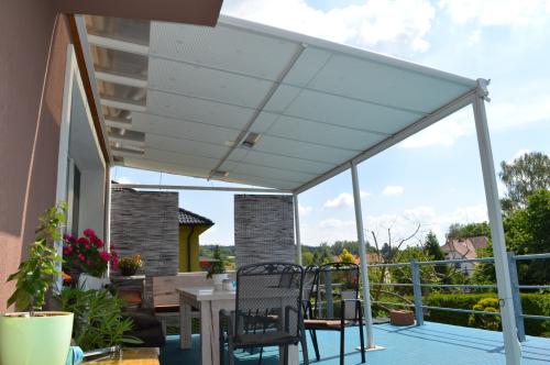 hliníková pergola LANITPLAST WALL 33 bílá + opál PC