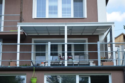 hliníková pergola LANITPLAST WALL 43 biela + bronz PC