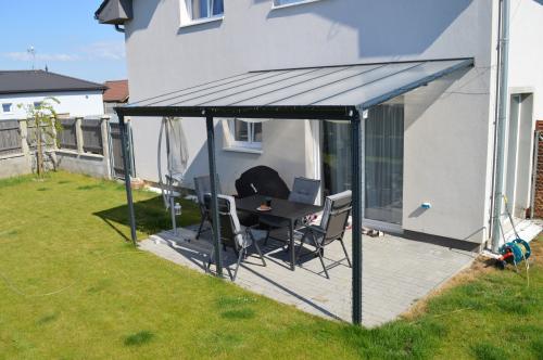 pergola aluminiowa LANITPLAST WALL 53 antracyt + opal PC