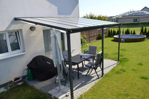 pergola aluminiowa LANITPLAST WALL 53 antracyt + opal PC